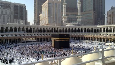 شاهد لحظة اعتقال إرهابي أمام الكعبة وترديده شعارات داعش