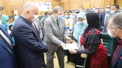 سعفان ومحافظ قنا يسلمان  40 عقد عمل لذوي الهمم والعزيمة 