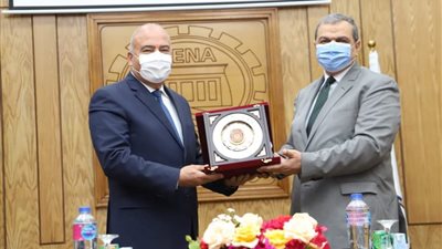  على هامش حفل تسليم بوالص التأمين للعمالة غير المنتظمة.. سعفان ومحافظ قنا يتبادلان الدروع