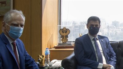 وزير السياحة اليوناني يصل مصر لحضور موكب المومياوات الملكية 