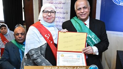 في حفل للجنة النقابية لضرائب دخل القاهرة.. عزة السيد تهامي تحصل على لقب الأم المثالية