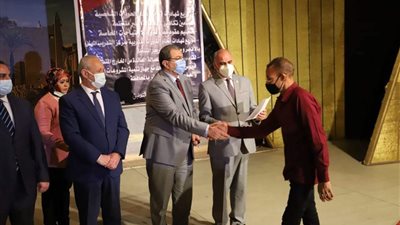 على هامش زيارته الأقصر.. سعفان يسلم 46 عقد عمل لذوي الهمم