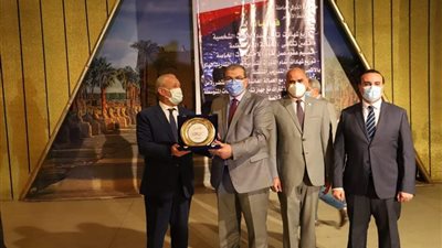 على هامش تسليم بوالص التأمين.. سعفان ومحافظ الأقصر يتبادلان الدروع