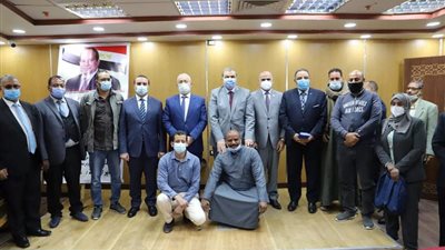 سعفان ومحافظ الأقصر يلتقيان العمالة العائدة من الخارج لمساعدتهم 