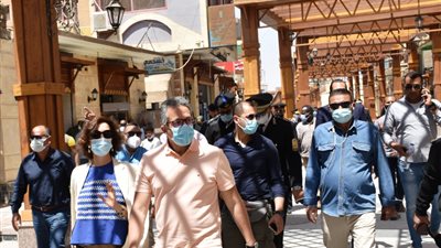 وزير السياحة والأثار ومدير عام اليونسكو يتفقدان أعمال التطوير بالسوق السياحى القديم 
