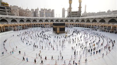 بشرط التطعيم ضد كورونا.. تعرف على ضوابط أداء العمرة والصلاة بالحرم المكي في رمضان