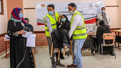 قافلة مبادرة بيت يحميني الطبية تكشف على عيون 70 4 من أهالي قرية الجزائر بالوادي الجديد 