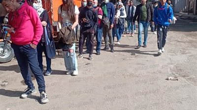 طوابير أمام 