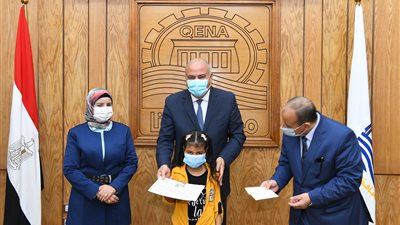 محافظ قنا يكرم 35 طالبا من حفظة القرآن الكريم بالمدارس