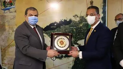 سعفان يهدي درع وزارة القوى العاملة لمحافظ الفيوم