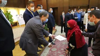 سعفان ومحافظ الفيوم  يسلمان  208 عقود عمل لذوي الهمم والعزيمة