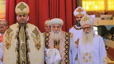 سيامة كاهن بيد الأنبا هدرا في أسوان
