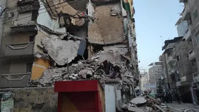 خرجت قبلها بدقائق.. العناية الإلهية تنقذ سيدة قبل انهيار منزل بدمنهور (صور)