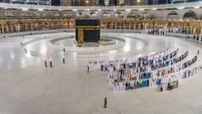 أداء صلاة التراويح بالمسجد الحرام في أول ليالي شهر رمضان الكريم