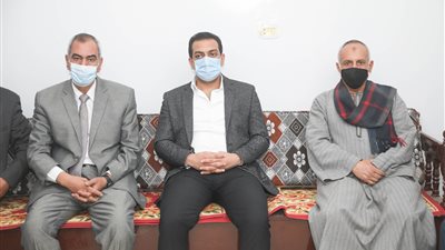 نائب محافظ قنا يقدم واجب العزاء لأسرة المنزل المنهار بأبو تشت 