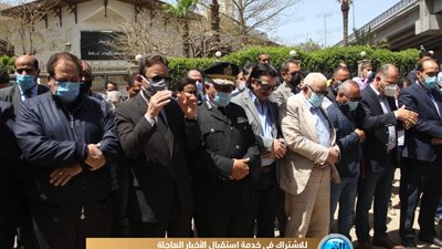 مشاركة واسعة بجنازة الكاتب الراحل مكرم محمد (فيديو)