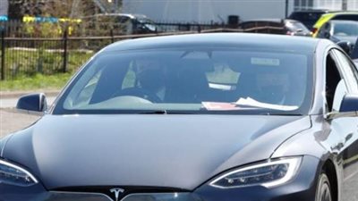 وصول الأمير تشارلز قلعة وندسور قبل بدء جنازة والده دوق أدنبره.. والبريطانيون يتجمهرون لتوديعه