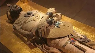 وزير الآثار الأسبق: عرض المومياوات الملكية إهداء للعالم (فيديو)