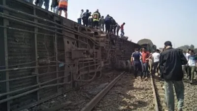 ننشر مشاهد جديدة لانقلاب عربتي قطار الصائمين بالقليوبية ( صور )
