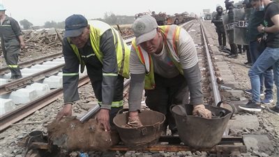 وزير النقل يطالب العاملين بسرعة ودقة تنفيذ اعمال الإحلال والتجديد لقضبان حادث قطار طوخ