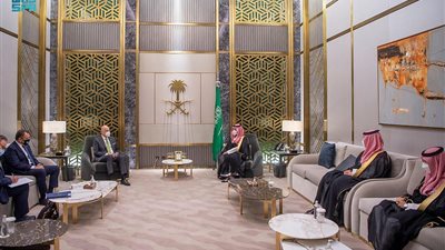 محمد بن سلمان يجتمع مع  وزير خارجية اليونان لاستعراض العلاقات الثنائية