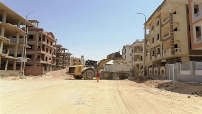 جهاز حدائق أكتوبر يرفع المخلفات والأتربة ببعضر المشروعات بالمدينة