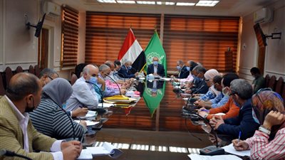 محافظ القليوبية يناقش صرف التعويضات الخاصة بتوسعة الطريق الدائري