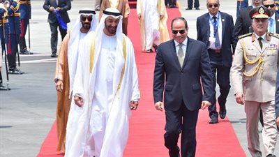 عاجل..  السيسي يستقبل ولي عهد أبوظبي بمطار القاهرة
