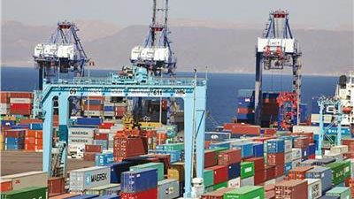 جمارك بورسعيد تضبط عبوات مستحضرات تجميل  مهربة داخل شحنة جرارات زراعية