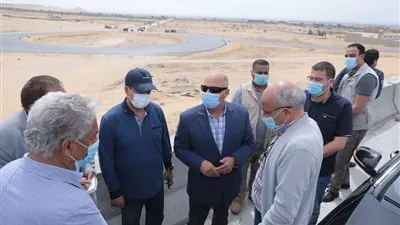 وزير النقل يتابع اللمسات الأخيرة للمرحلة الأولى لطريق الصعيد الصحراوي الغربي