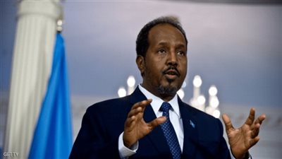 عاجل.. الرئيس الصومالي السابق يعلن تعرض مقره لهجوم من قبل عسكريين