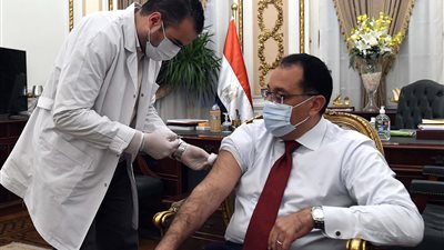 رئيس الوزراء يتلقى لقاح كورونا.. ويوجه مناشدة عاجلة