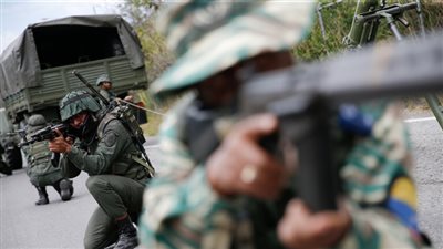 فنزويلا: قتلى وجرحى في صفوف الجيش باشتباكات على الحدود مع كولومبيا