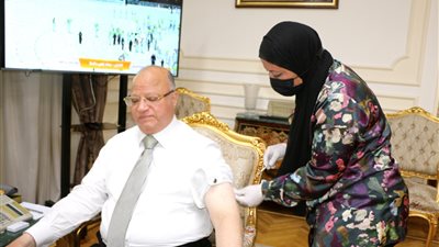 محافظ القاهرة يتلقى اللقاح المضاد لفيروس كورونا