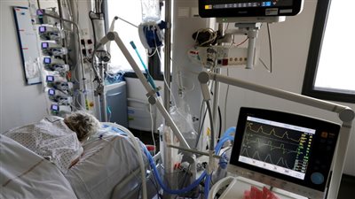 فرنسا تسجل تراجعا طفيفا بعدد مرضى كورونا في العناية المركزة