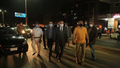 محافظ كفر الشيخ يقود حملة على المحال والمقاهي لتطبيق إجراءات مكافحة كورونا