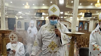 بالقساوسة والشمامسة.. 