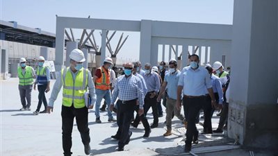 وزير النقل يتفقد أعمال تنفيذ القطار الكهربائي ويوجه بالالتزم بالخطة الزمنية للمشروع