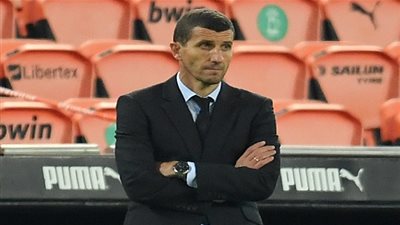 فالنسيا يعلن إقالة مدربه بعد الخسارة من برشلونة