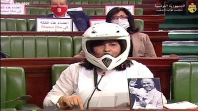 شاهد|عبير موسي تدخل البرلمان التونسى بسترة واقية من الرصاص