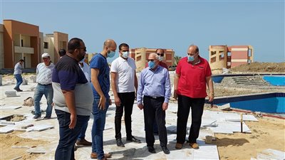 محافظ بورسعيد يتفقد سير العمل بمشروع منتجع وفندق هلنان (صور)