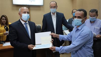 وزير النقل يكرم 36 من العاملين بالسكة الحديد منعوا وقوع حوادث