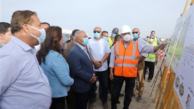 بالصور.. وزير النقل يشهد رفع العلم على القاطرة الجديدة أبو جندية بميناء دمياط