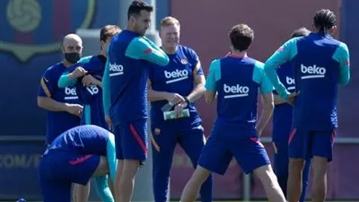 عاجل.. كومان يعلن قائمة برشلونة لموقعة أتلتيكو مدريد مفاجأت بالجملة 