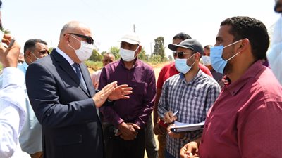 محافظ قنا يقيم طبقة الأساس بطريق الرنان الغربي.. ويوجه بتطبيق المواصفات القياسية 