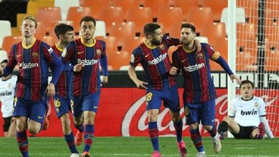 برشلونة يجهز صفقة تبادلية لضم صخرة الدفاع