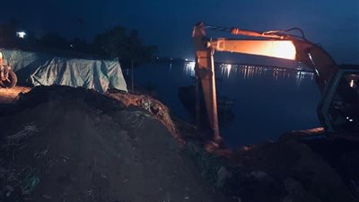 أجهزة وزارة الري تزيل تعديا جسيما على نهر النيل بمحافظة البحيرة (صور)