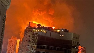 بالصور.. حريق مروع أعلى فندق في طنطا