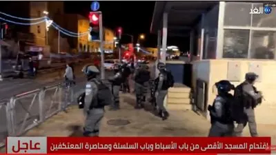 شاهد.. مواجهات بين قوات الاحتلال والفلسطينيين في باب العامود