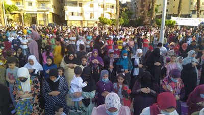 دون تطبيق للإجراءات الاحترازية.. مئات المصلين في ساحة مسجد عمرو بن العاص